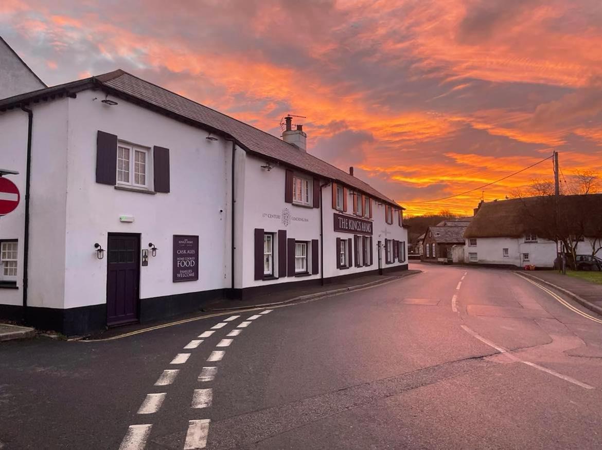 The Kings Arms Inn Stratton  Екстериор снимка